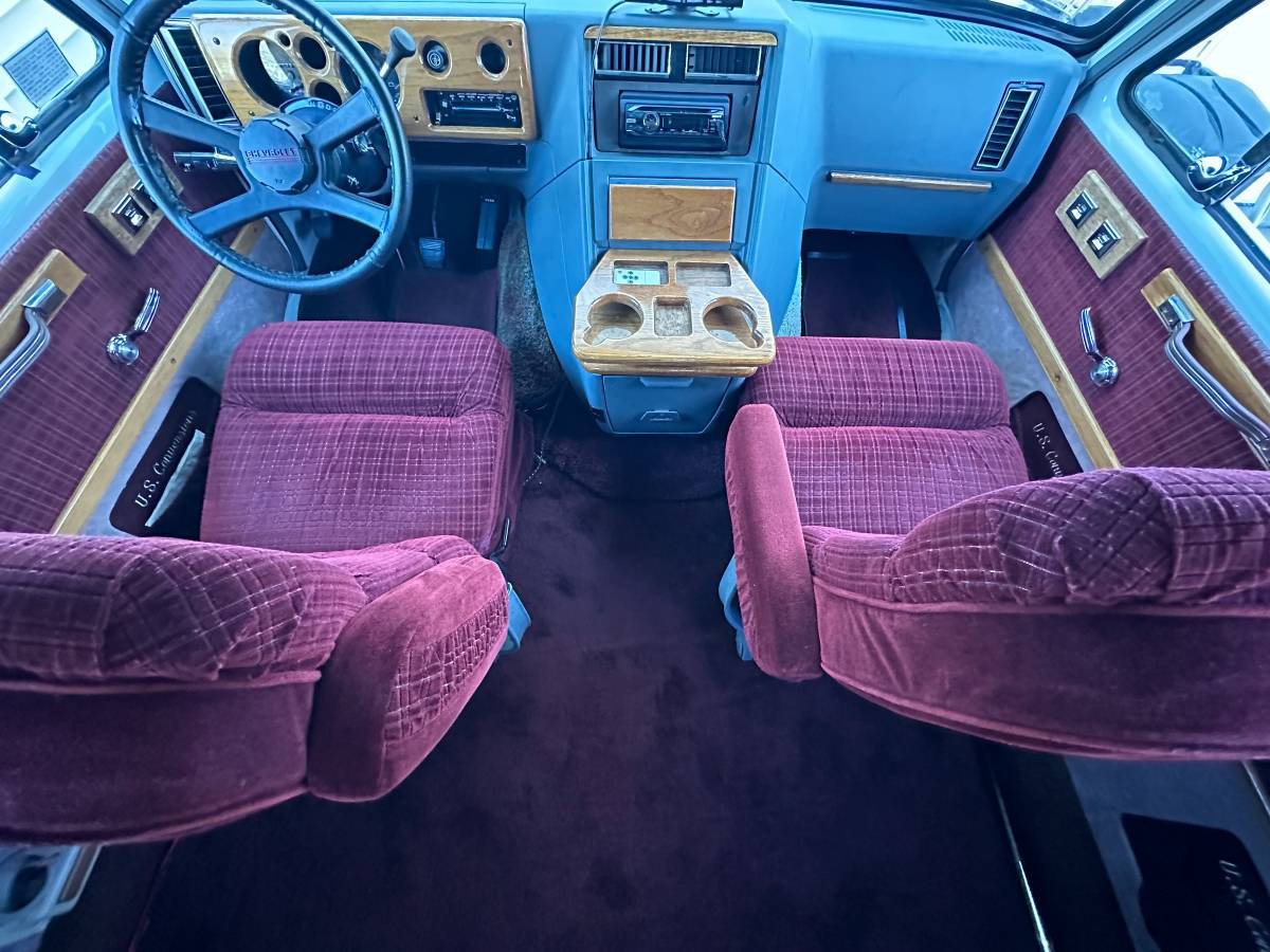 Chevrolet-g20-van-1990-white-17