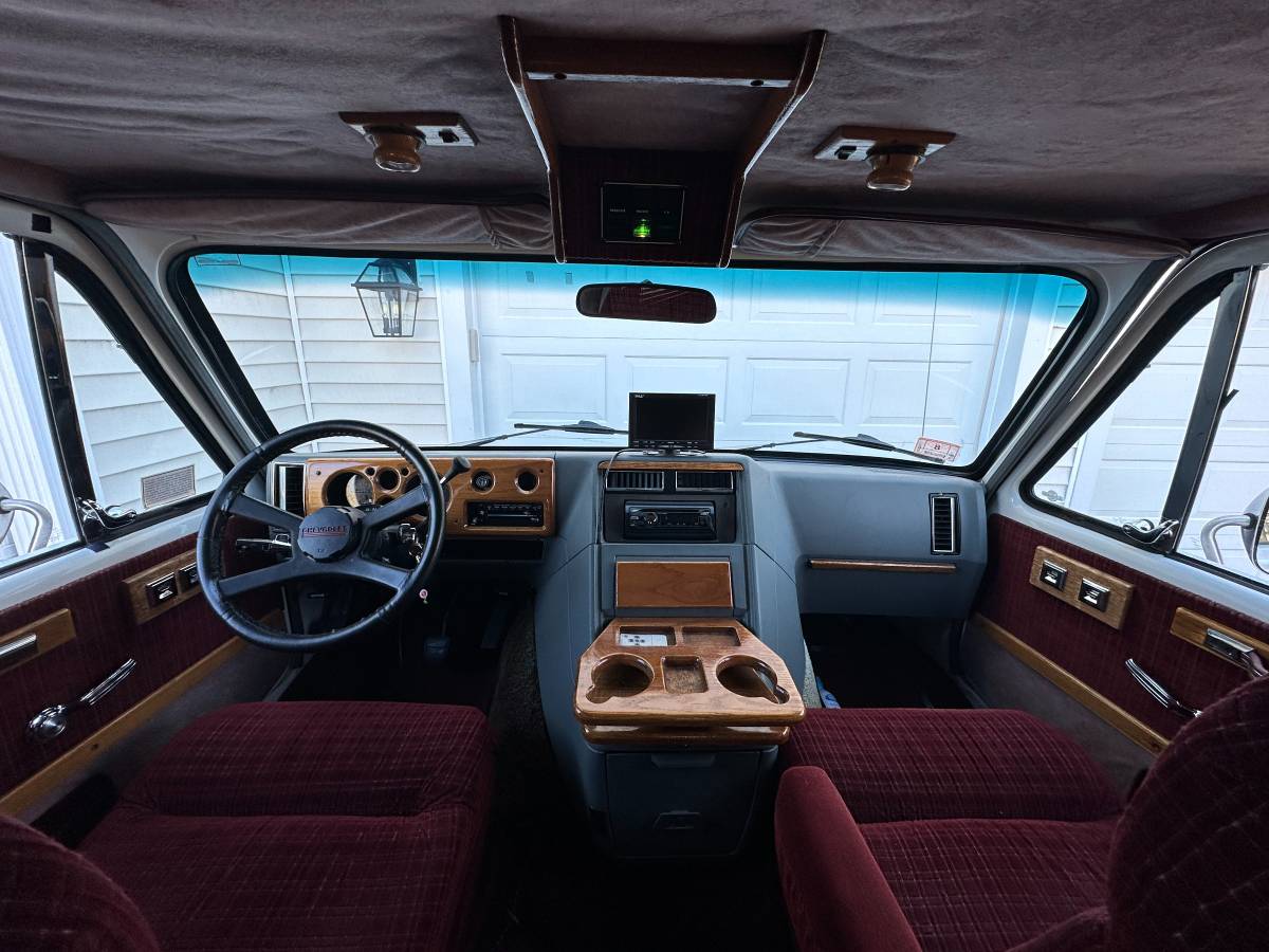 Chevrolet-g20-van-1990-white-5