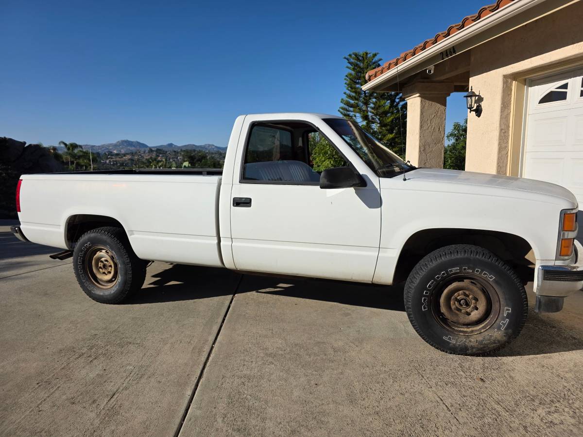 Chevrolet-gmt-400-12-ton-nominal-1988-white-1