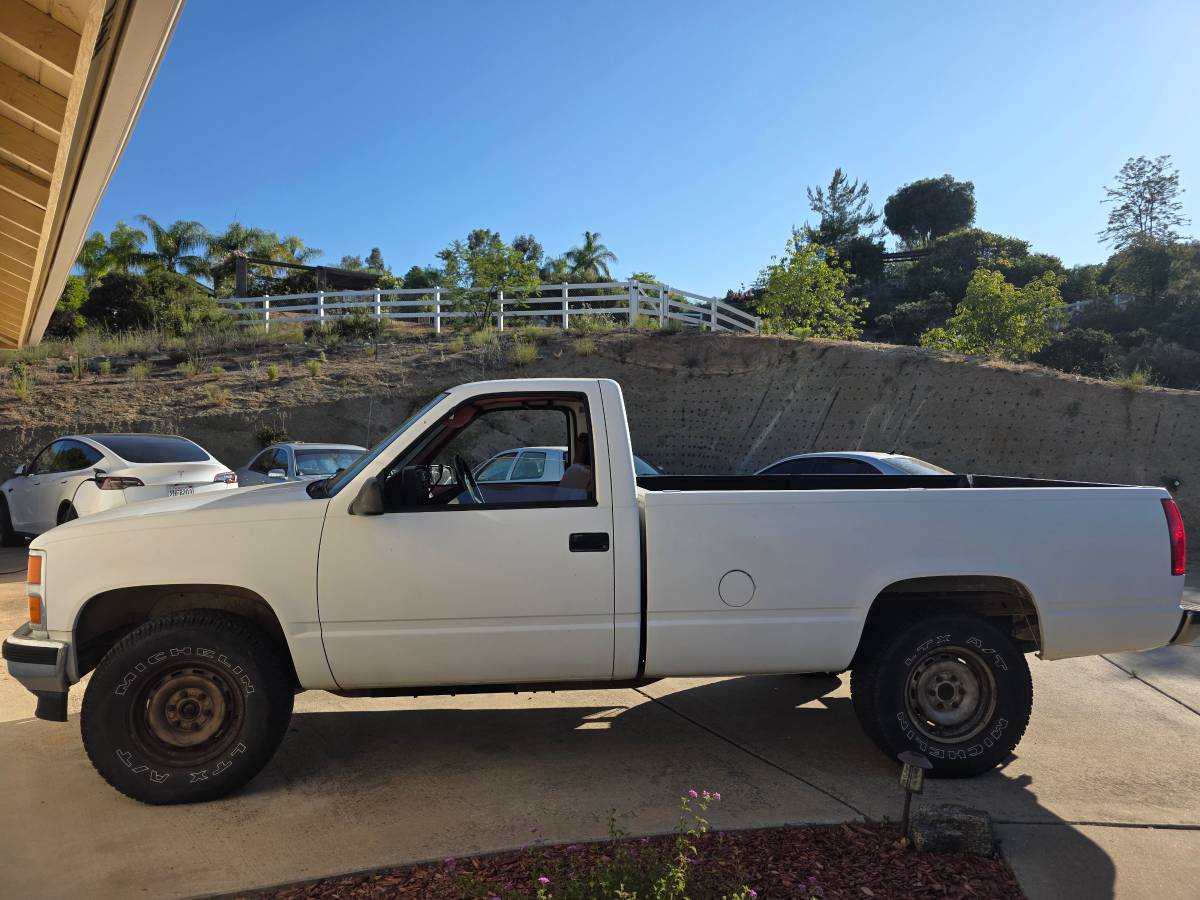 Chevrolet-gmt-400-12-ton-nominal-1988-white-4