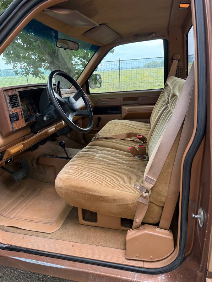 Chevrolet-gmt-400-12-ton-nominal-1989-brown-1