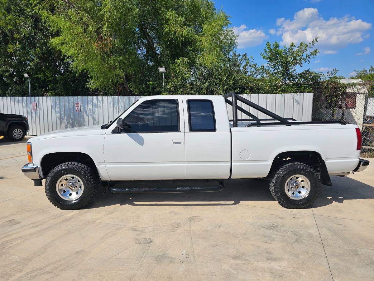 Chevrolet-gmt-400-12-ton-nominal-1990-white-1