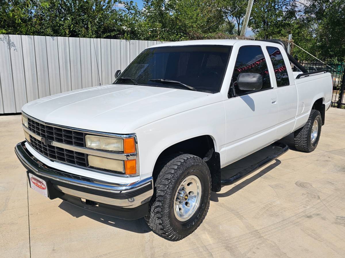 Chevrolet-gmt-400-12-ton-nominal-1990-white