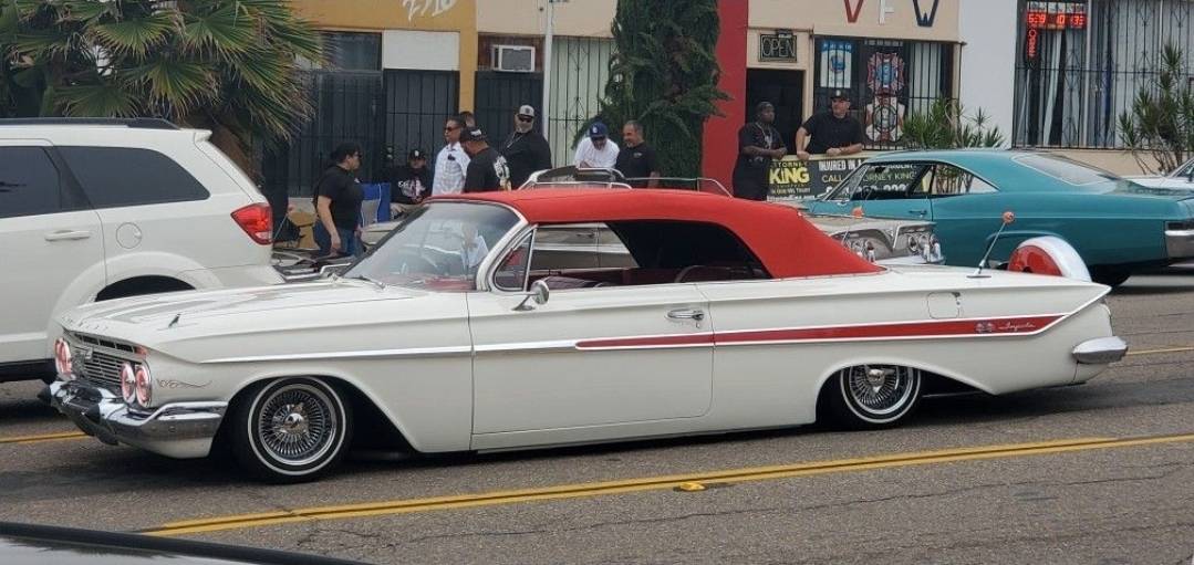 Chevrolet-impala-1961-white