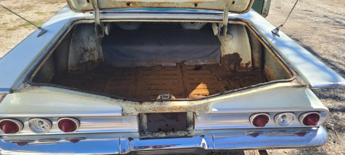 Chevrolet-impala-4-door-1960-white-16