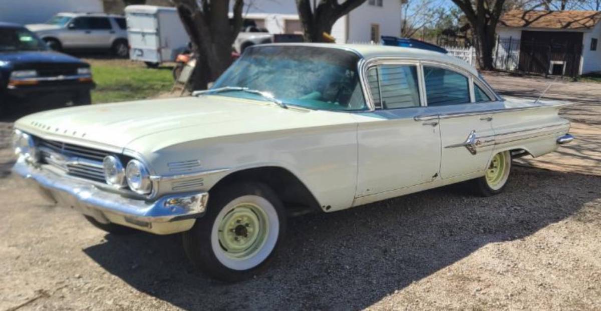 Chevrolet-impala-4-door-1960-white-4