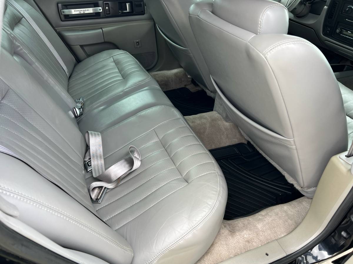 Chevrolet-impala-ss-1994-black-21