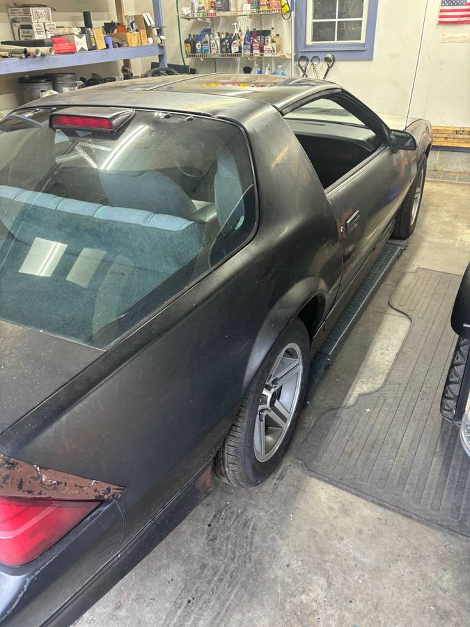 Chevrolet-iroc-1986-black-1