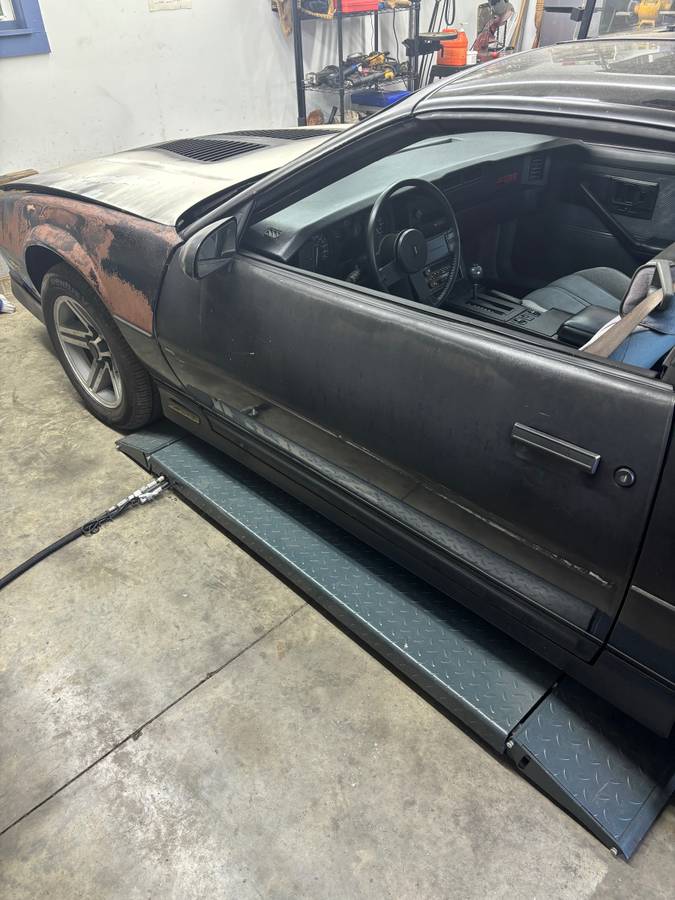 Chevrolet-iroc-1986-black-3