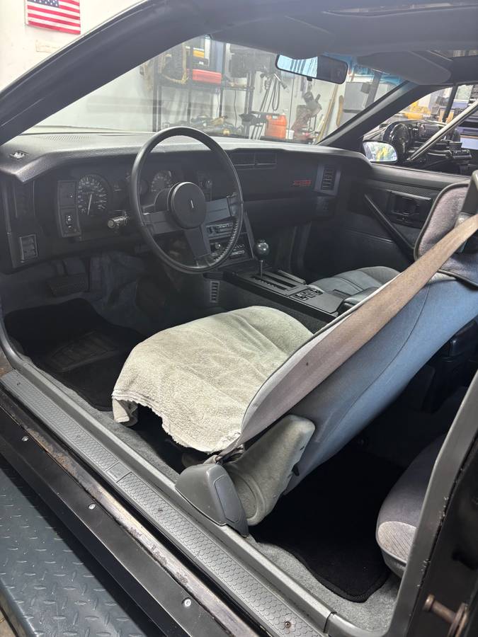 Chevrolet-iroc-1986-black-8