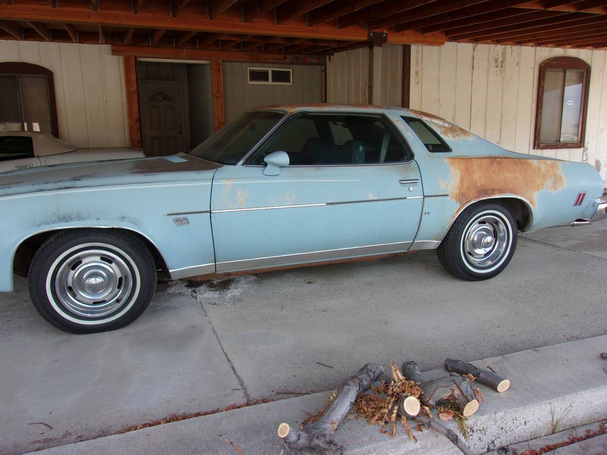 Chevrolet-malibu-classic-1975-blue-1