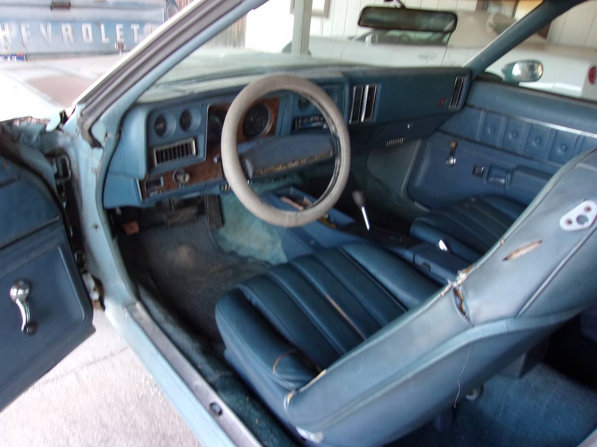 Chevrolet-malibu-classic-1975-blue-10