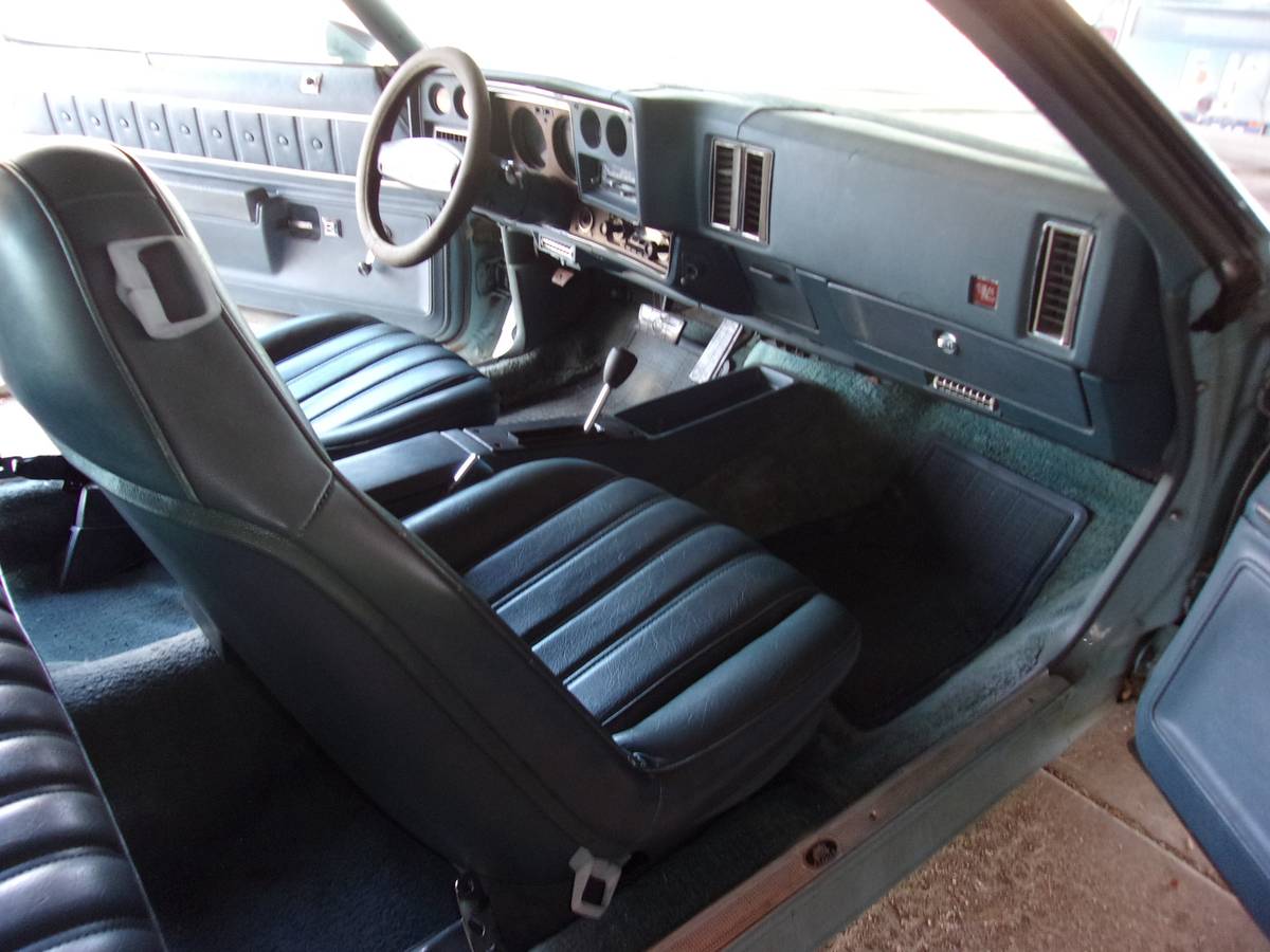 Chevrolet-malibu-classic-1975-blue-13