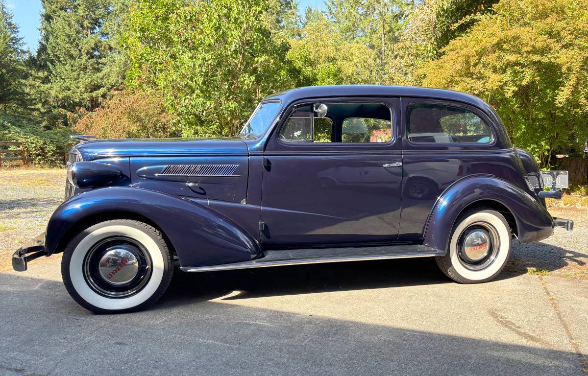 Chevrolet-master-deluxe-2-door-sedan-1937-blue-1