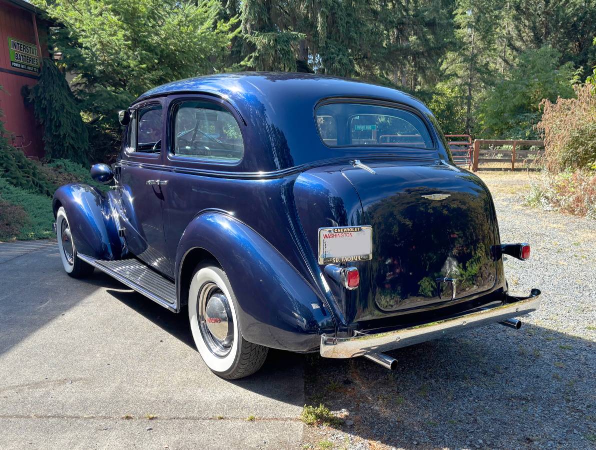 Chevrolet-master-deluxe-2-door-sedan-1937-blue-2