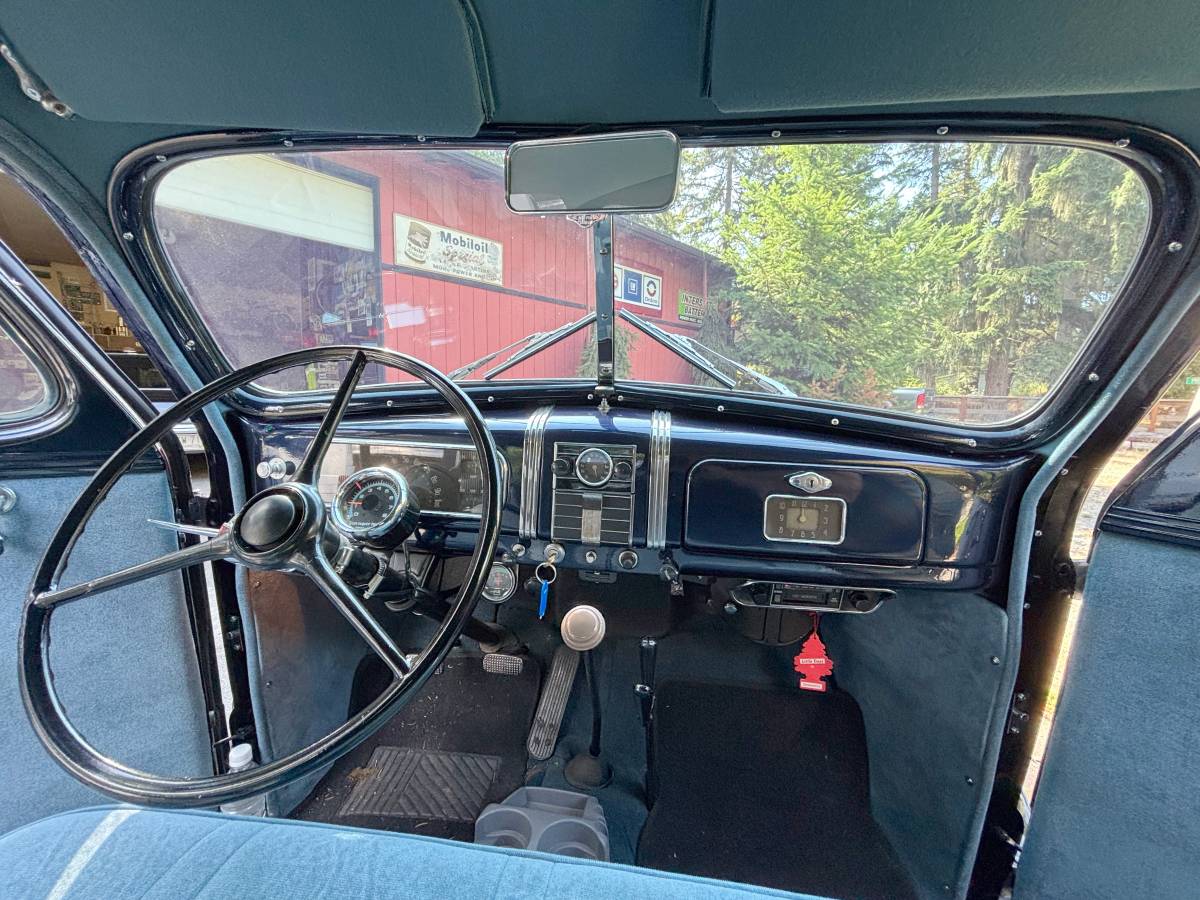 Chevrolet-master-deluxe-2-door-sedan-1937-blue-6