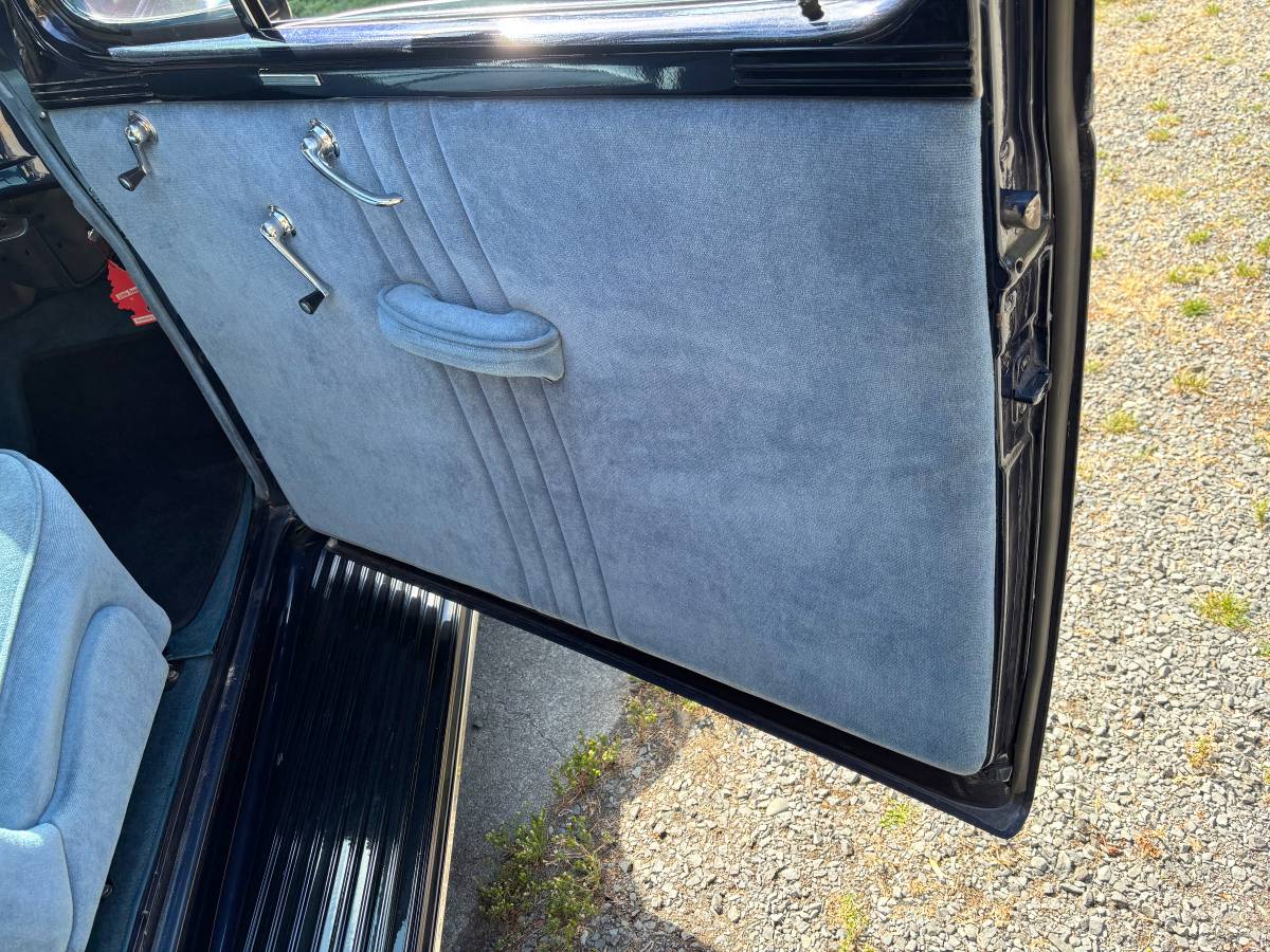 Chevrolet-master-deluxe-2-door-sedan-1937-blue-8