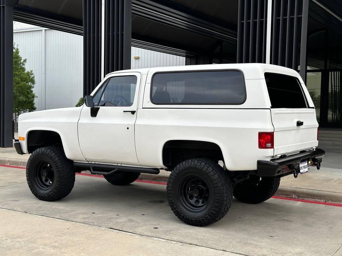 Chevrolet-military-truck-12-ton-nominal-diesel-1985-white-28