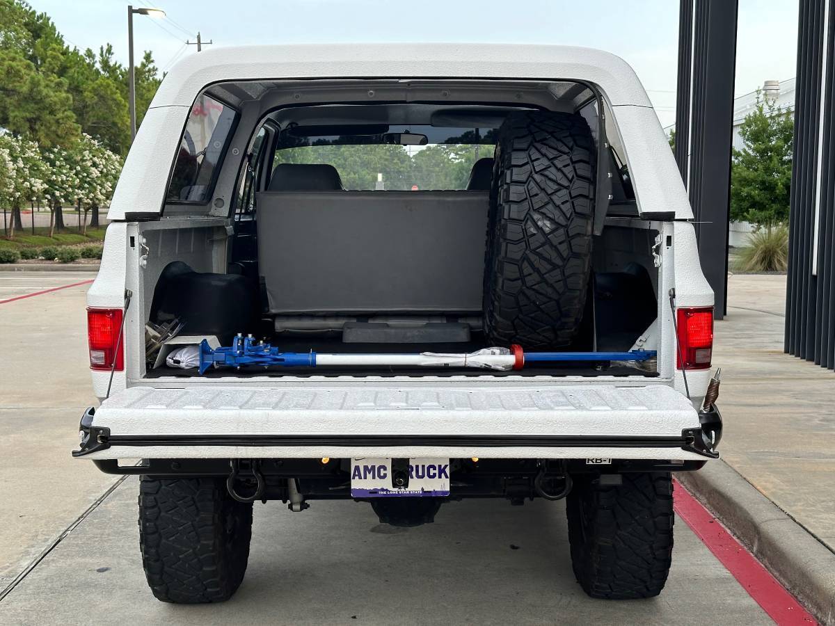 Chevrolet-military-truck-12-ton-nominal-diesel-1985-white-31