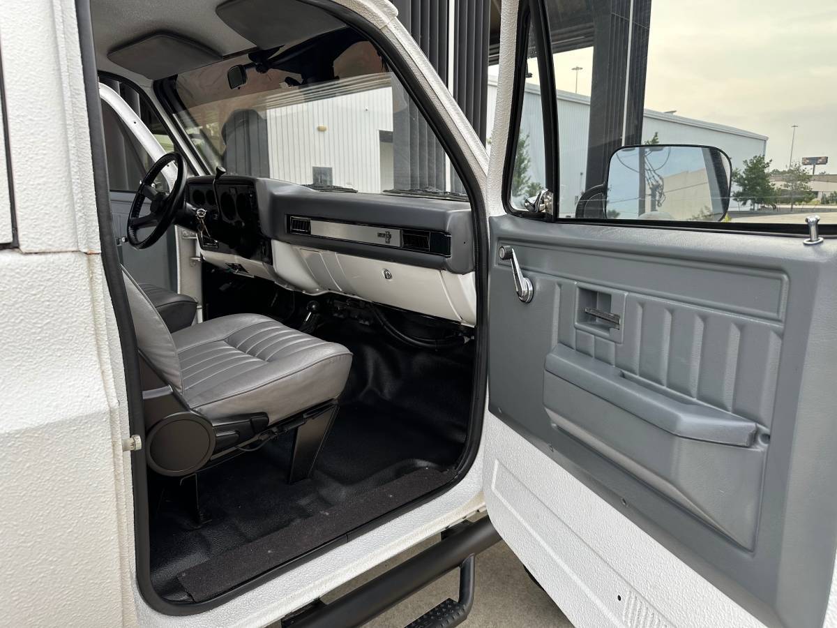 Chevrolet-military-truck-12-ton-nominal-diesel-1985-white-33