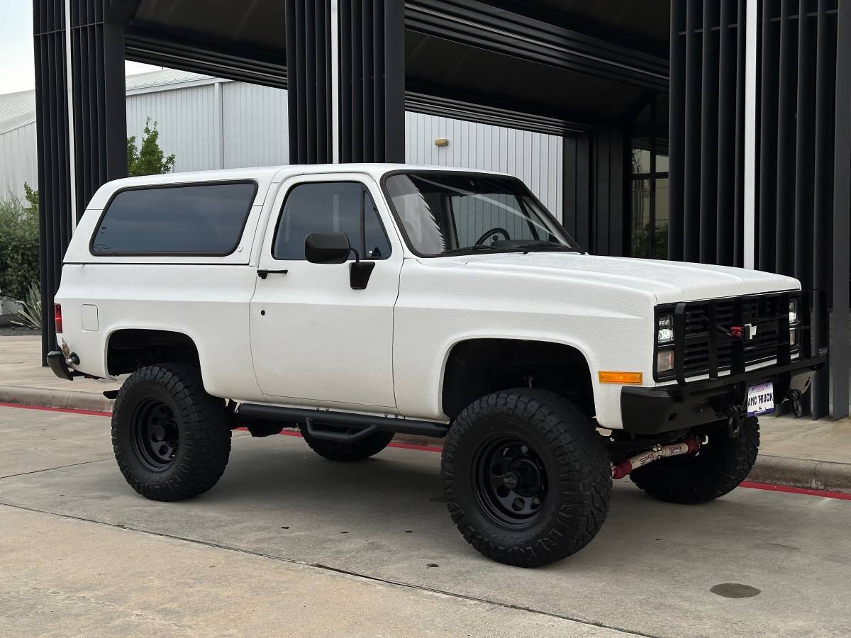 Chevrolet-military-truck-12-ton-nominal-diesel-1985-white-40