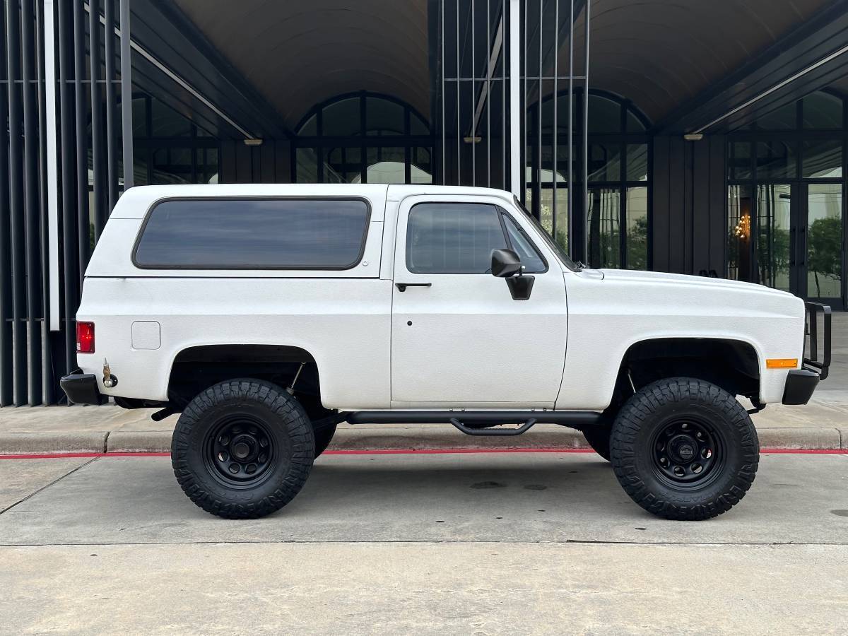 Chevrolet-military-truck-12-ton-nominal-diesel-1985-white-41