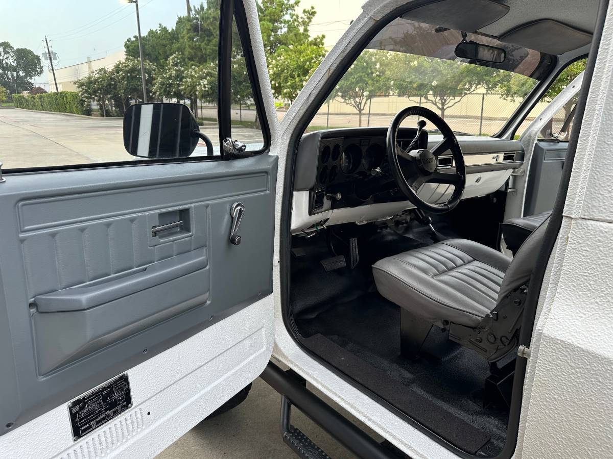 Chevrolet-military-truck-12-ton-nominal-diesel-1985-white-44