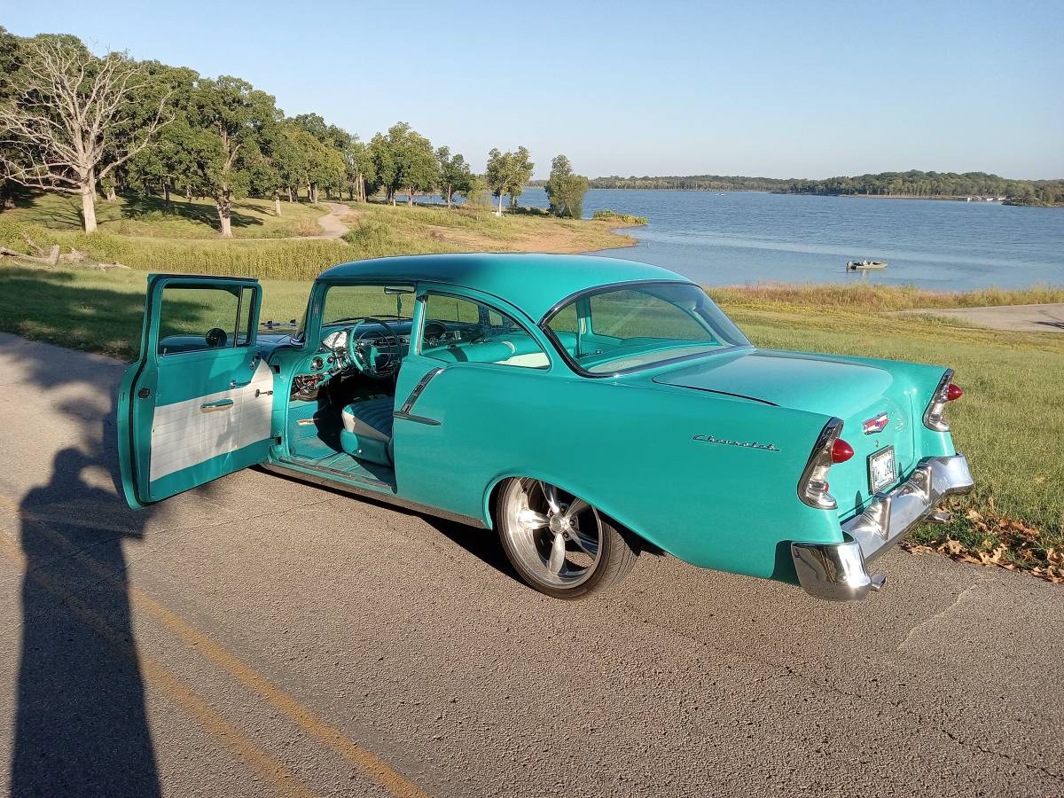 Chevrolet-post-2-door-coupe-1956-custom-15