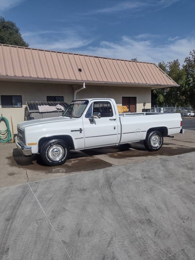Chevrolet-r10-custom-deluxe-1987-white-1