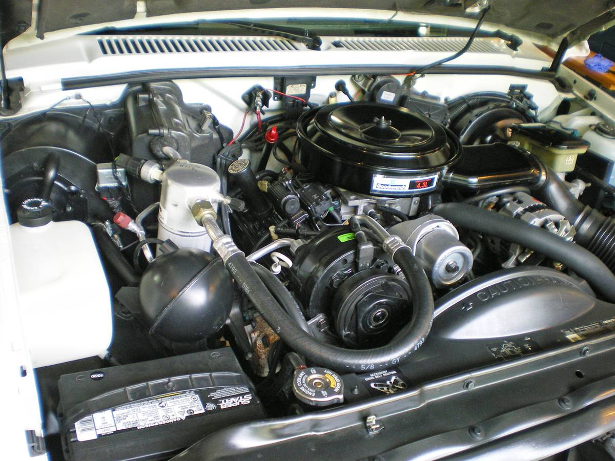 Chevrolet-s-10-pickup-12-ton-nominal-1991-white-8