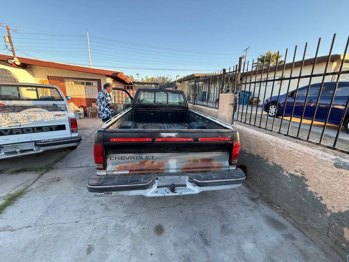 Chevrolet-s10-pickup-1993-black-10