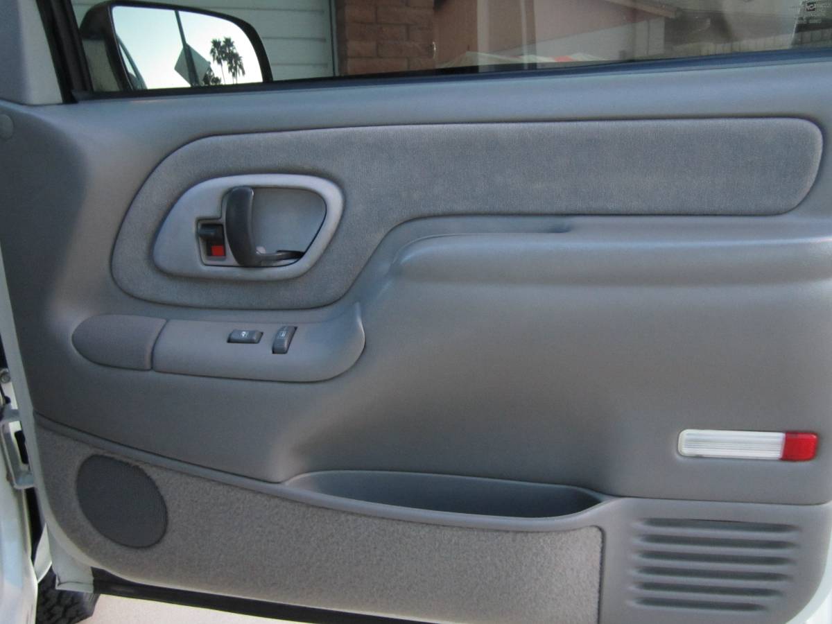 Chevrolet-silverado-2500-4x4-1995-white-10