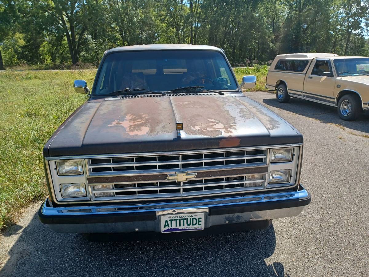 Chevrolet-silverado-suburban-1987-brown-2
