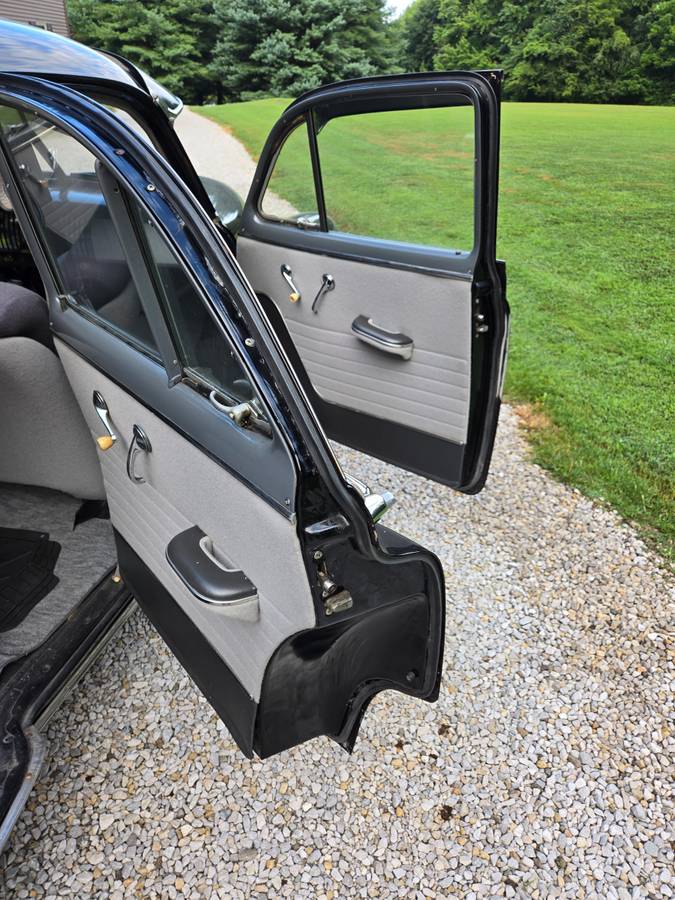 Chevrolet-styleline-deluxe-1951-black-17