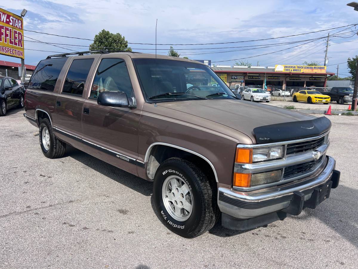 Chevrolet-sububrban-1994-1