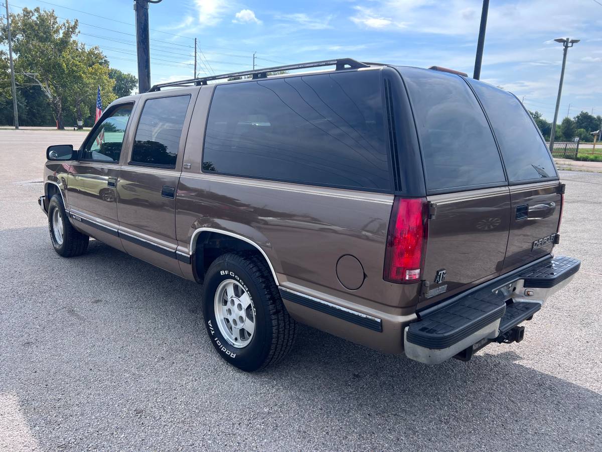 Chevrolet-sububrban-1994-2