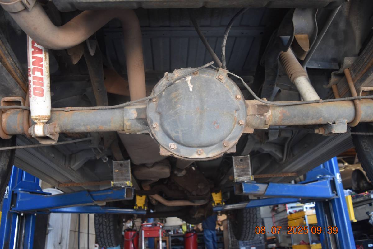 Chevrolet-suburban-12-ton-nominal-1991-white-5