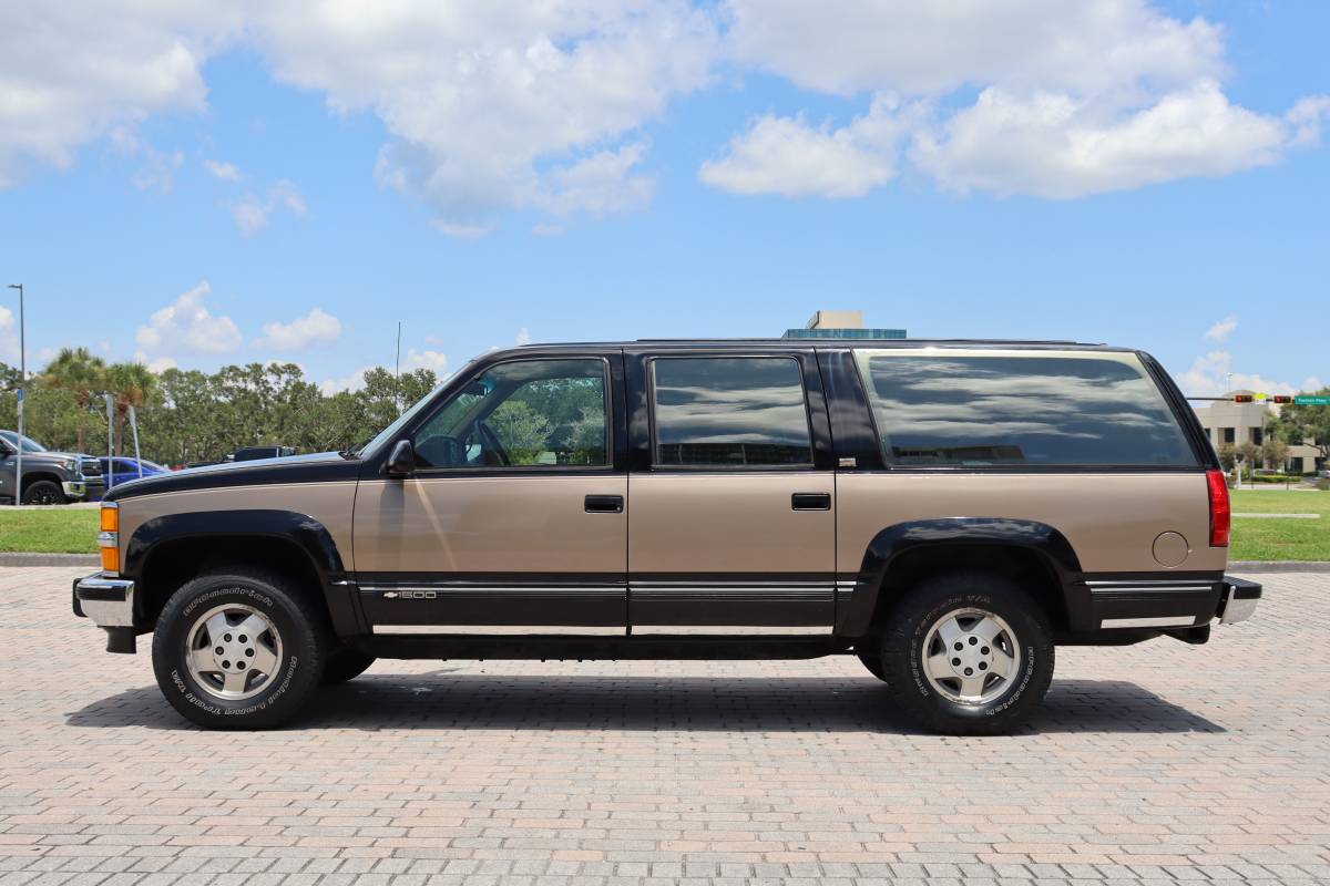 Chevrolet-suburban-12-ton-nominal-1994-black-1