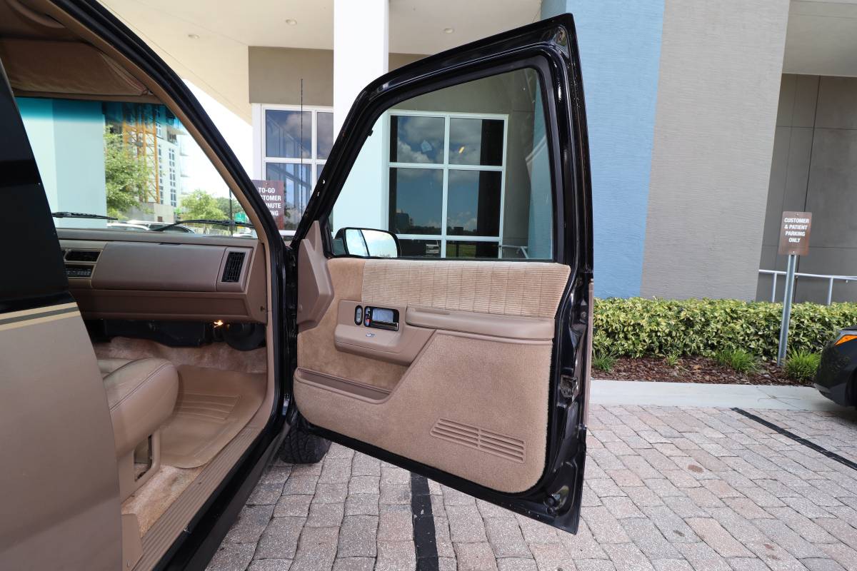 Chevrolet-suburban-12-ton-nominal-1994-black-18
