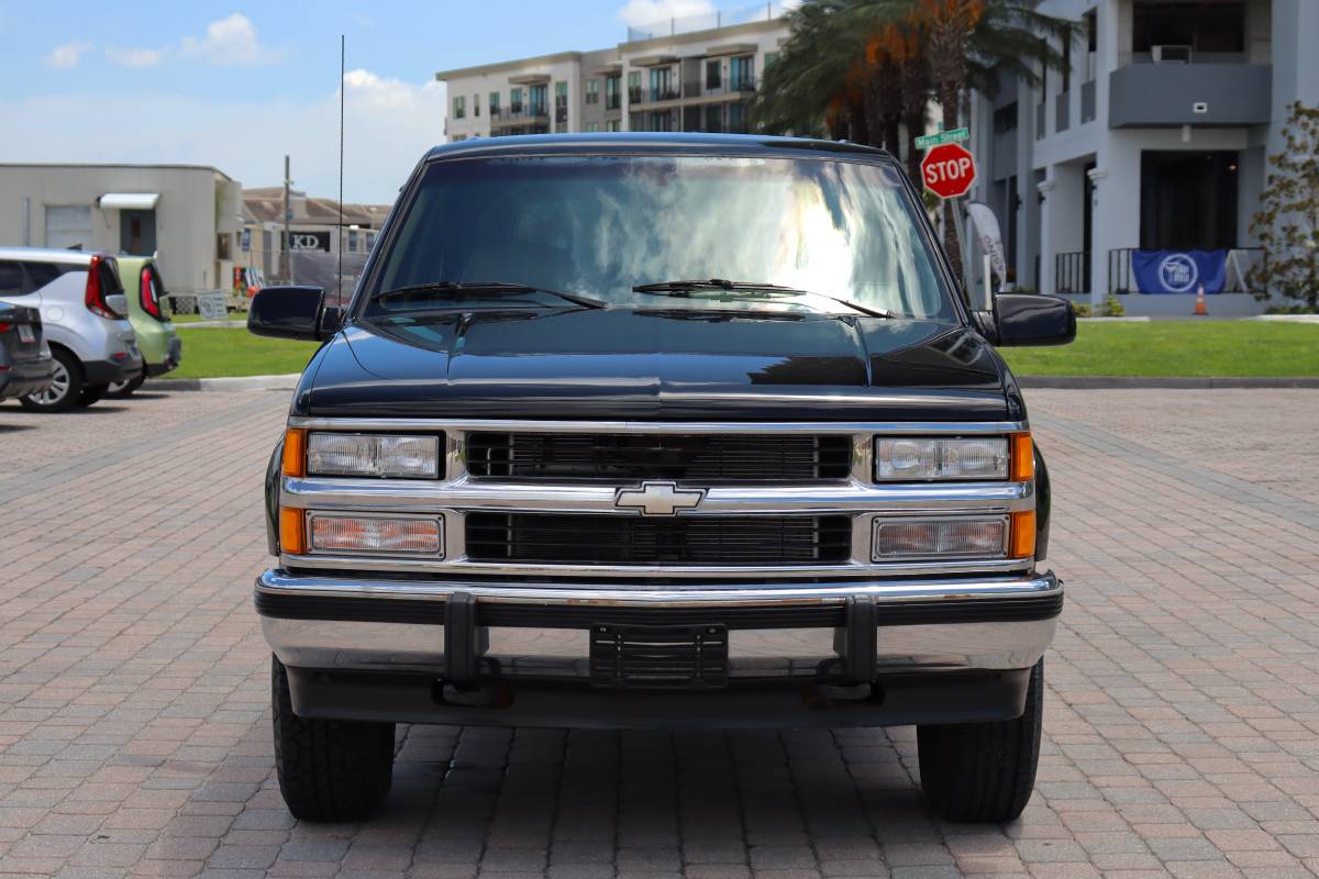 Chevrolet-suburban-12-ton-nominal-1994-black-9