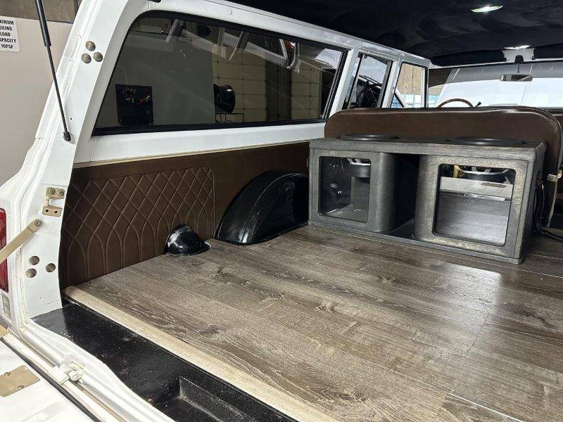 Chevrolet-suburban-1969-white-3