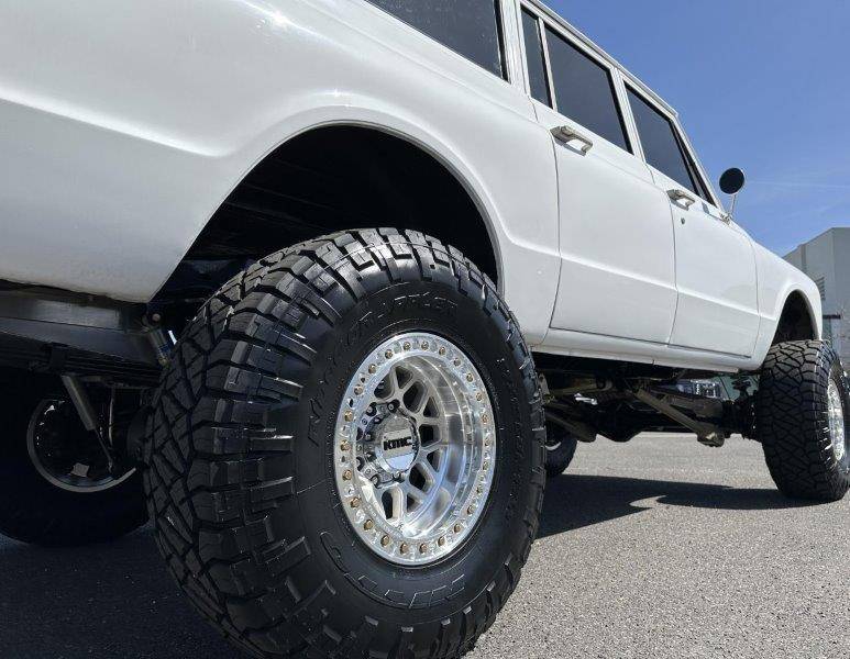 Chevrolet-suburban-1969-white-6