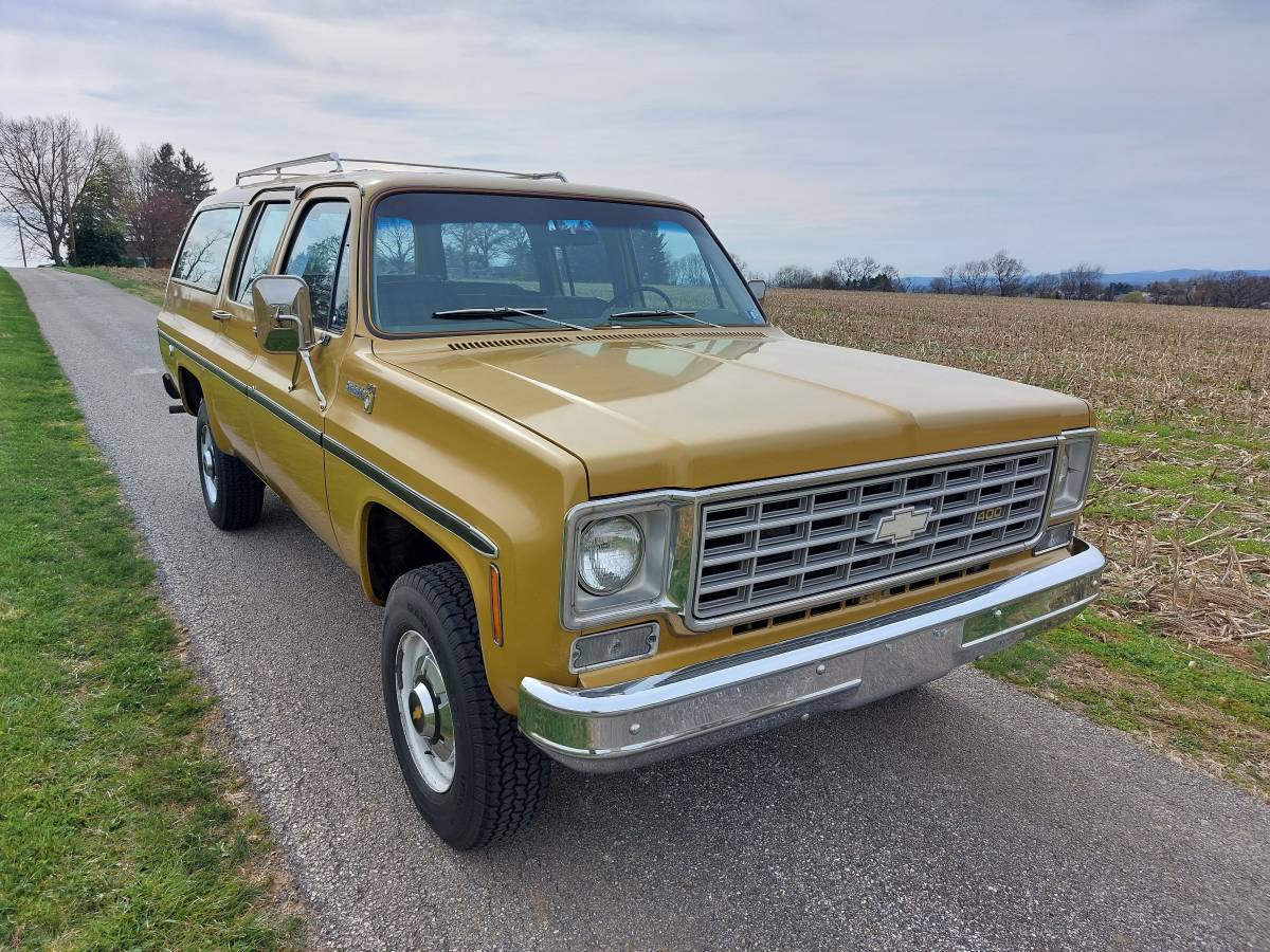 Chevrolet-suburban-1975-yellow-1