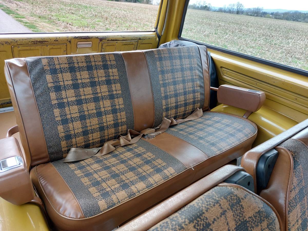 Chevrolet-suburban-1975-yellow-10
