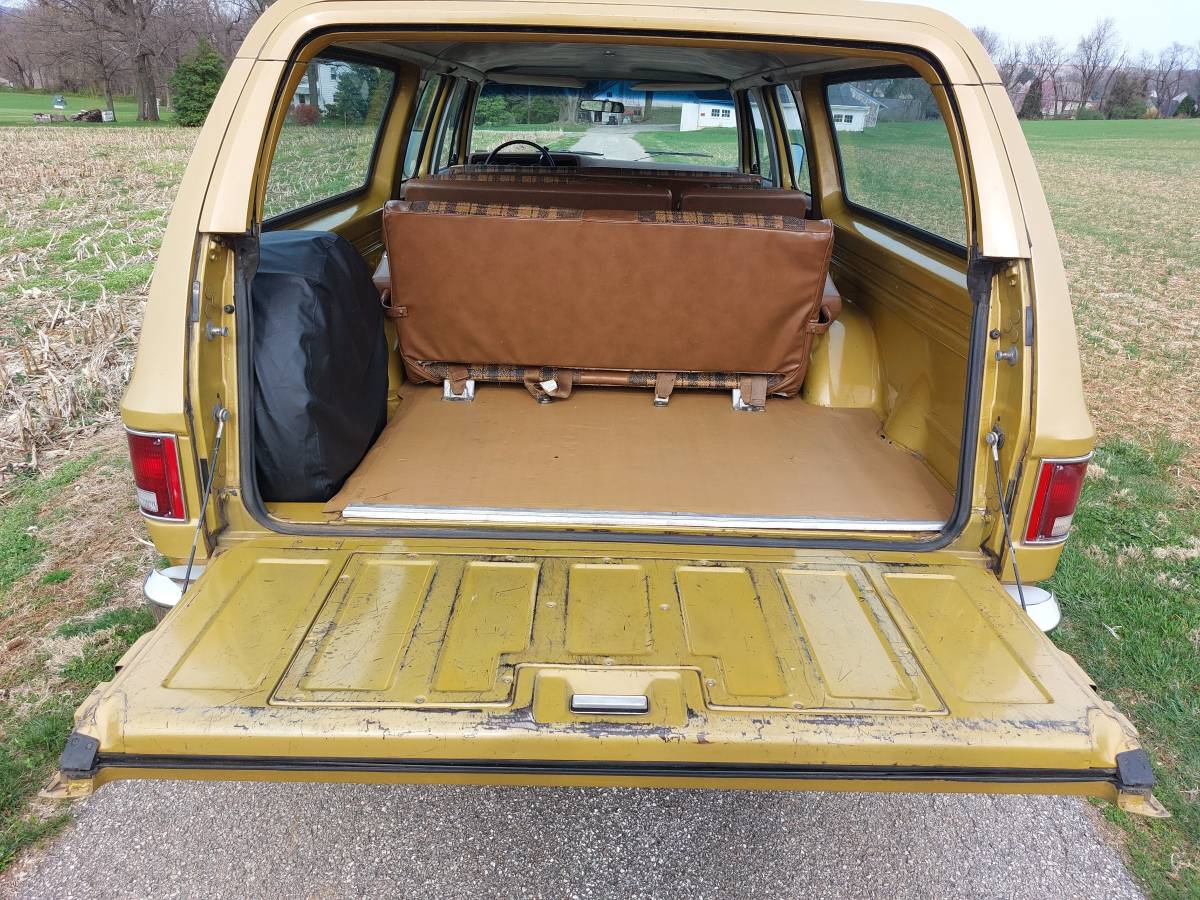 Chevrolet-suburban-1975-yellow-11