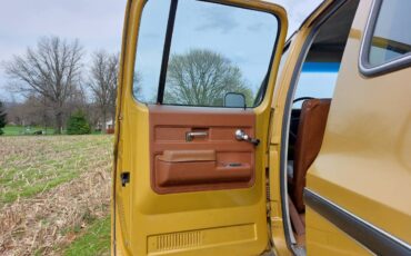 Chevrolet-suburban-1975-yellow-12