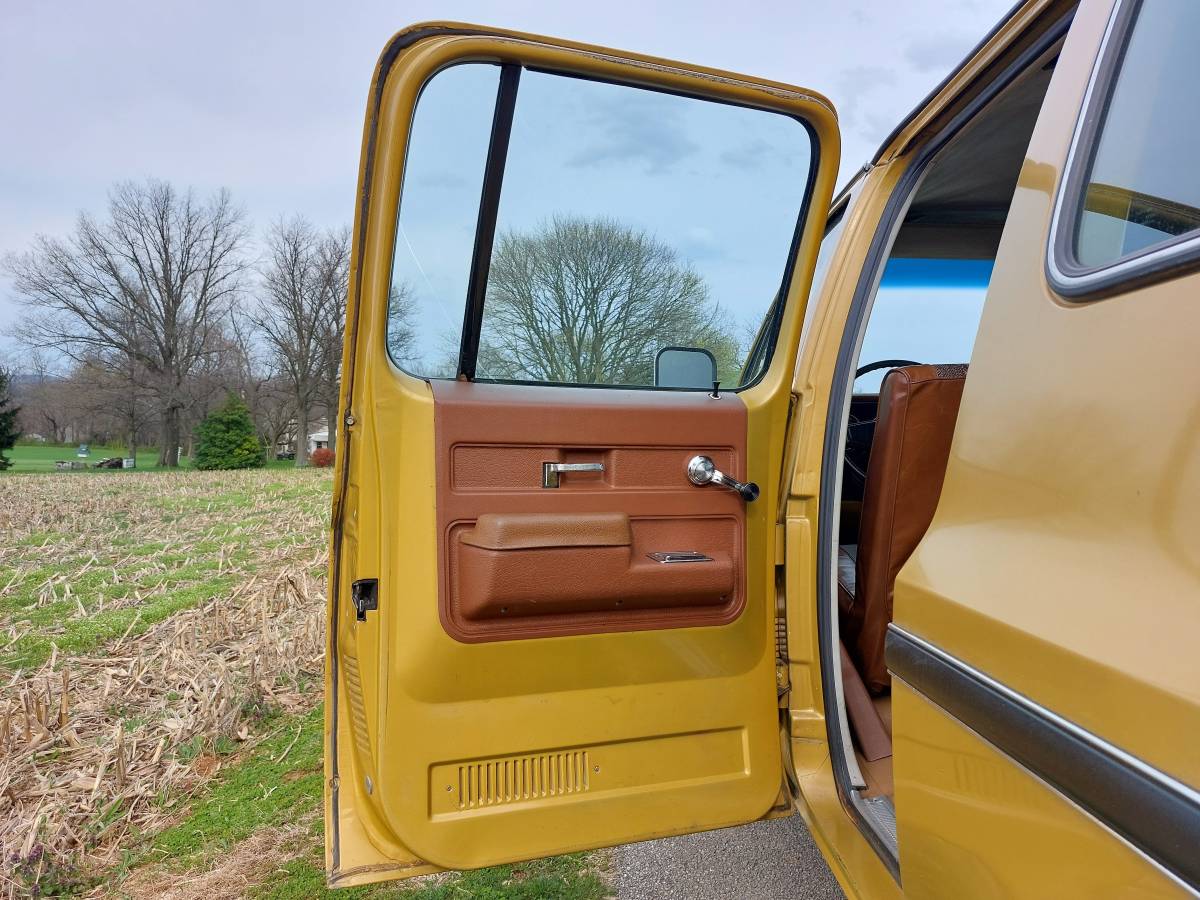 Chevrolet-suburban-1975-yellow-12