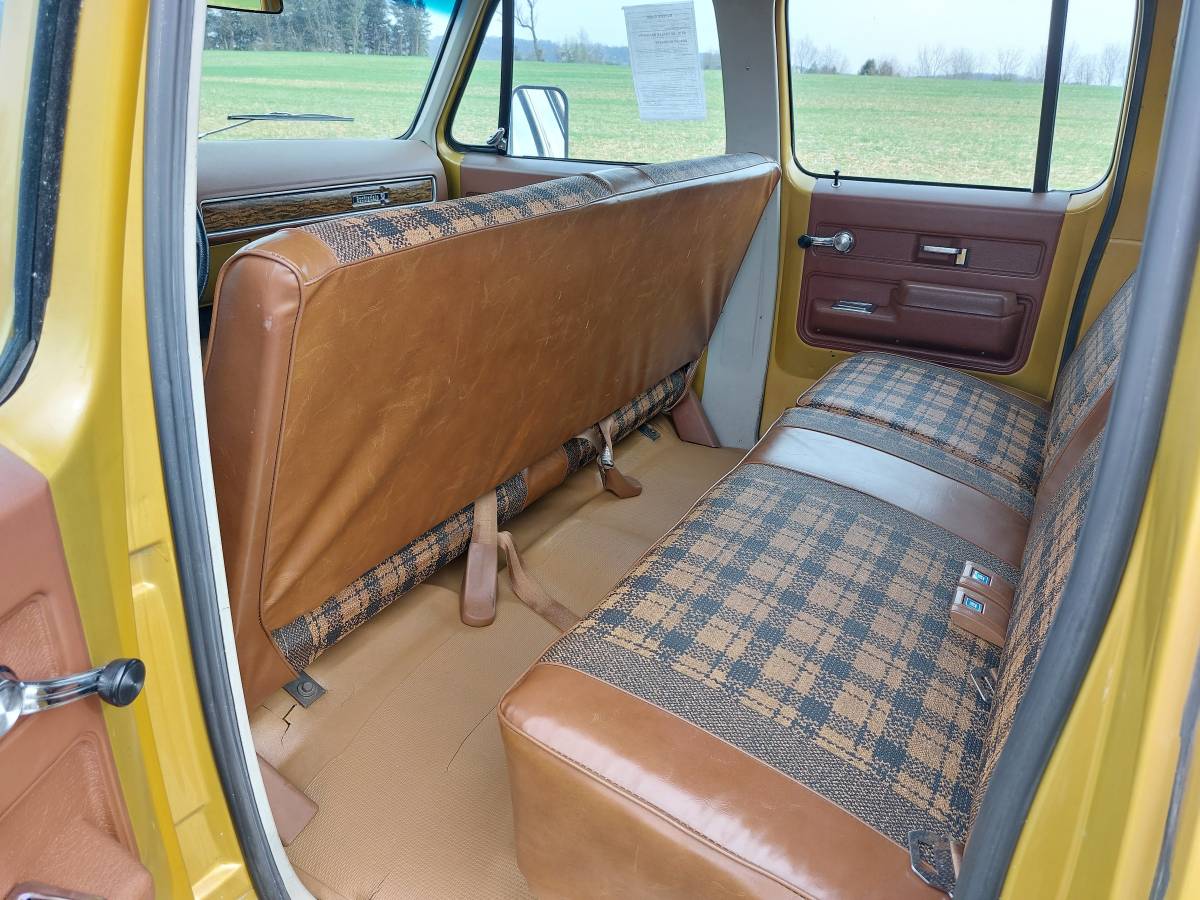 Chevrolet-suburban-1975-yellow-13