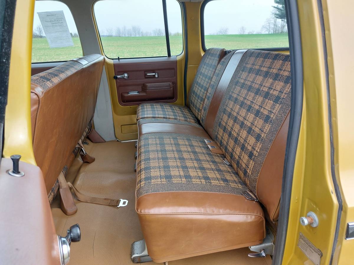 Chevrolet-suburban-1975-yellow-14