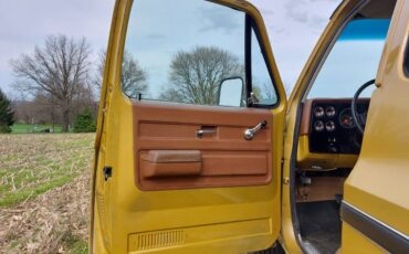 Chevrolet-suburban-1975-yellow-15